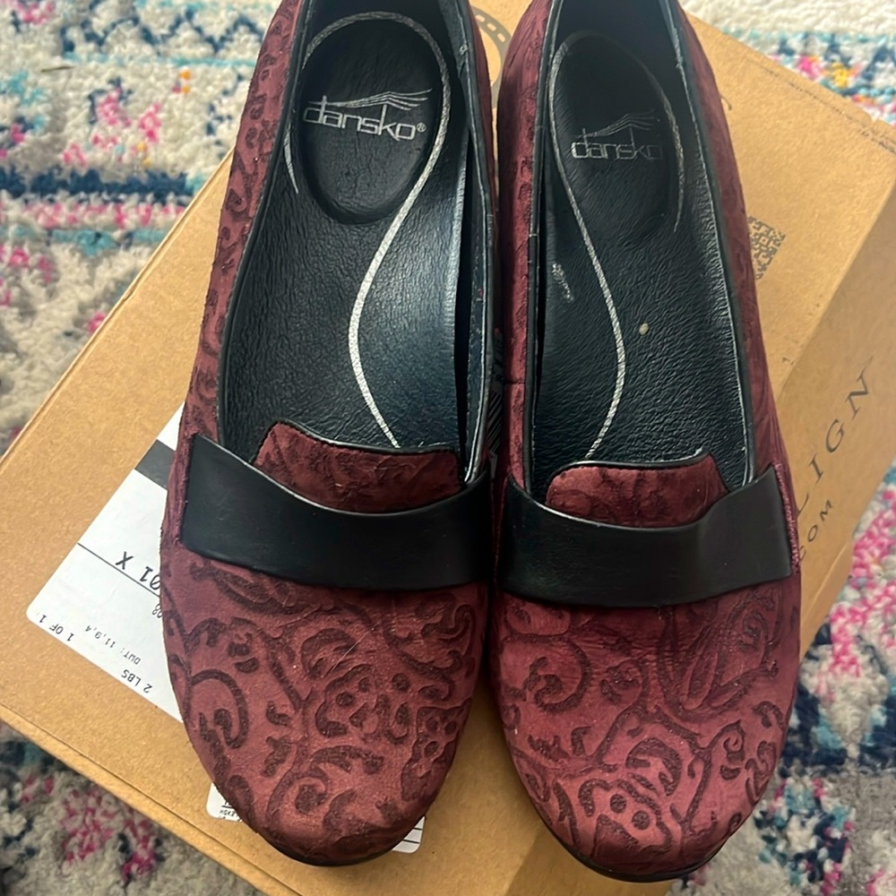 Dansko size 39 brocade burgundy flats so cute!!
